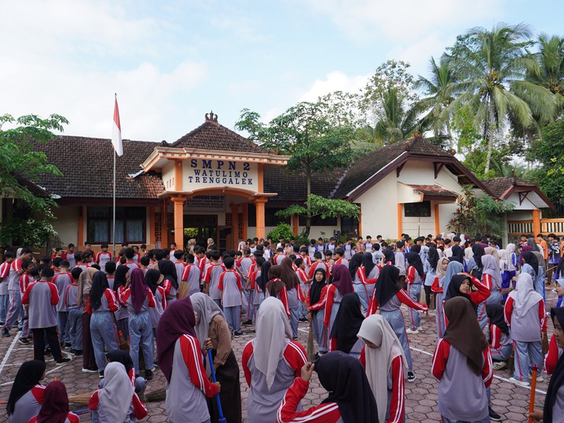 Memperingati World CleanUp Day 2025 seluruh warga SMPN 2 Watulimo melaksanakan kegiatan membersihkan fasilitas umum (fasum)