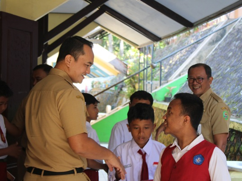 Hari Pertama Masuk Sekolah dan Pembukaan MPLS SMPN 2 Watulimo Ditinjau Langsung oleh Kepala Dinas Pendidikan